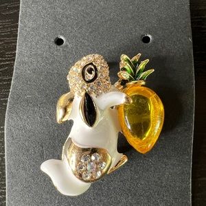 🐰🥕NWT! Rabbit with Carrot Brooch
